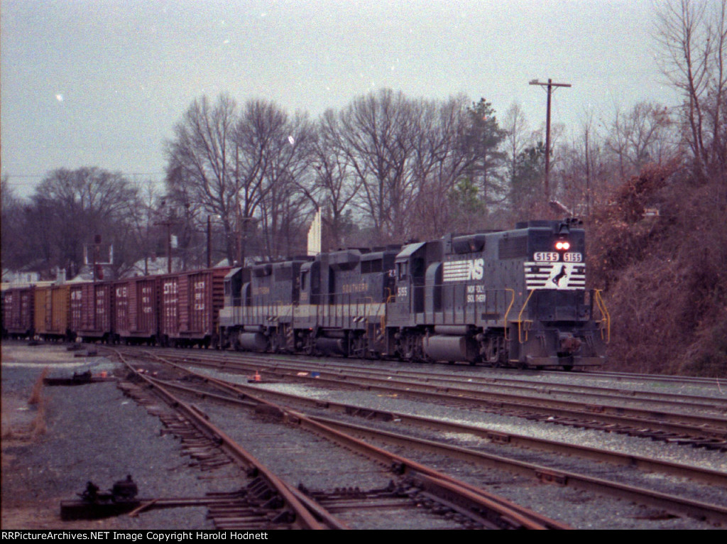 NS 5155 leads a train into Glenwood Yard